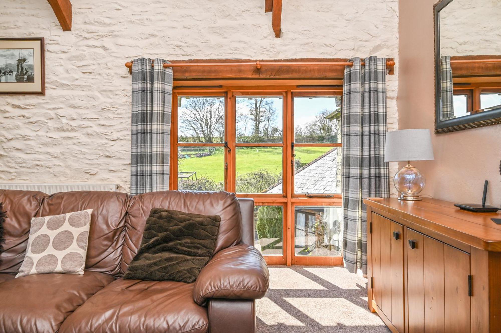 Polean Farm Cottages - With Free Animal Feeding And Pony Rides And Free Access To A Nearby Pool Looe Zimmer foto